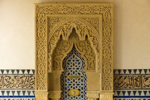 Drinking source in the Moroccan garden. — Stock Photo, Image