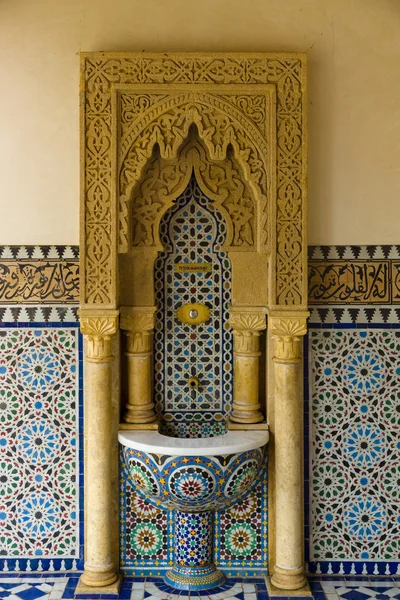 Drinken bron in de Marokkaanse tuin. — Stockfoto