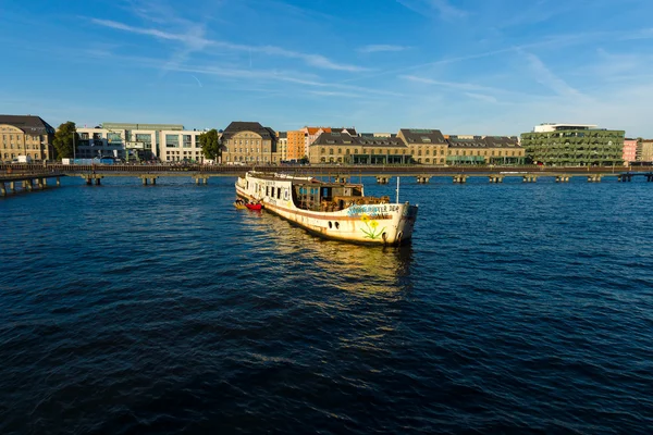 Gammal rostig och övergivna fartyget på floden spree — Stockfoto