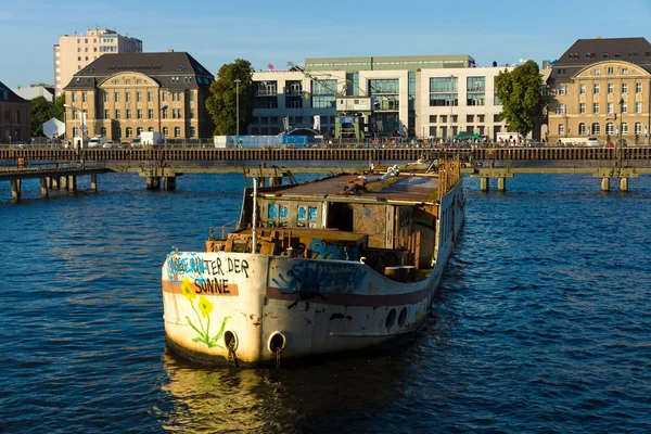 Velho navio enferrujado e abandonado no rio Spree — Fotografia de Stock