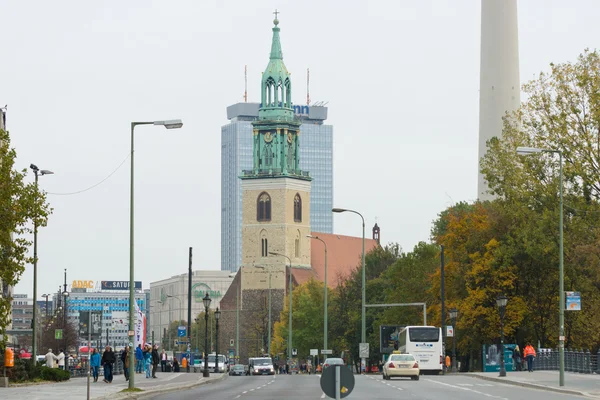 The oldest church in Berlin - St. Mary's Church (Marienkirche) and the street Karl-Liebknecht-Strasse — Stock Photo, Image