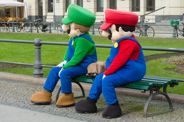 Animatörer i kostym super mario bros. nära Brandenburger Tor — Stockfoto