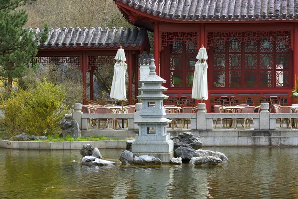 Каменная пагода на озере — стоковое фото