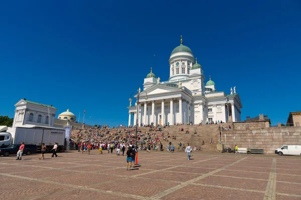 La cathédrale d'Helsinki et les spectateurs sur la place du Sénat. Festival de danse latine — Photo