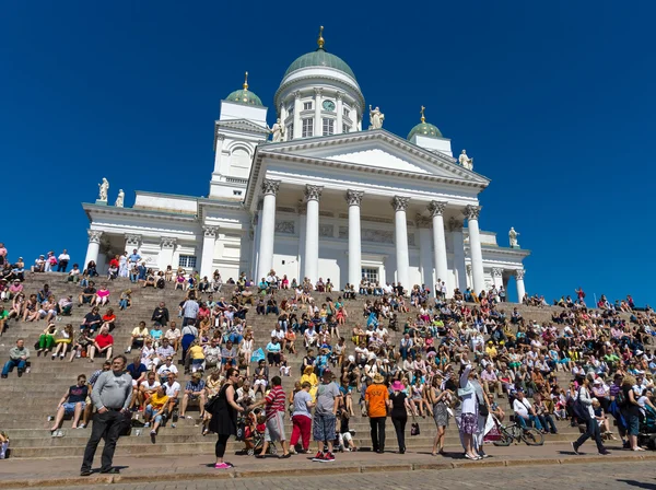 Der Dom von Helsinki und die Zuschauer auf dem Senatsplatz. Lateinisches Tanzfestival — Stockfoto