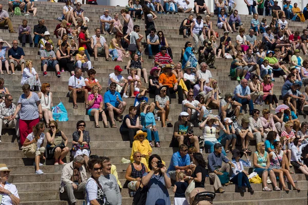 Gli spettatori e gli ospiti siedono sulle scale della Cattedrale di Helsinki. Festival di danza latina — Foto Stock