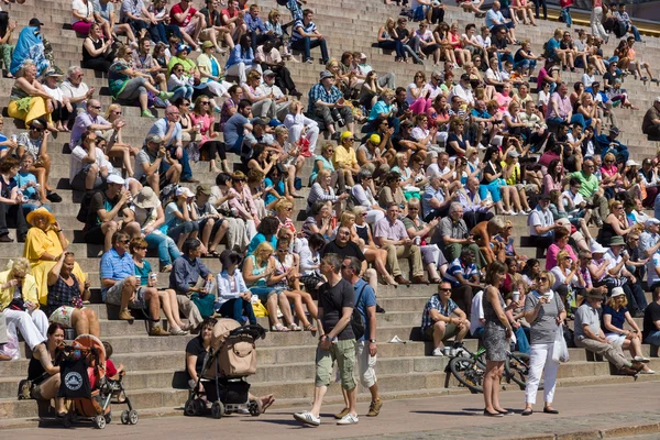 Gli spettatori e gli ospiti siedono sulle scale della Cattedrale di Helsinki. Festival di danza latina — Foto Stock