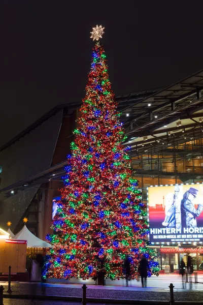 Weihnachtsbaum auf dem Potsdamer Platz — Stockfoto