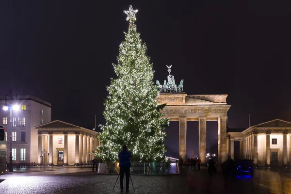 Puerta de Brandeburgo y el árbol de Navidad —  Fotos de Stock