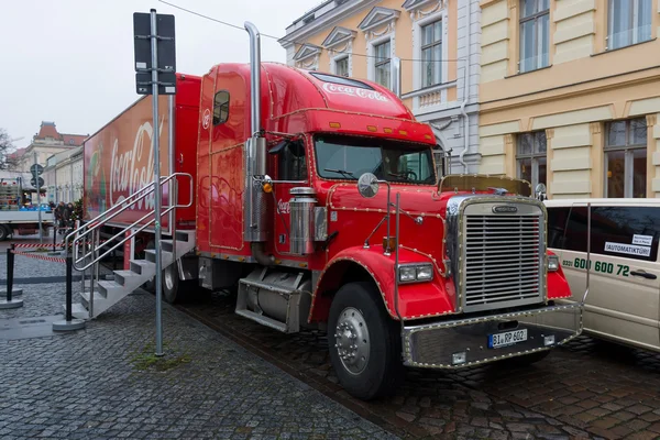 Coca-Cola camion de Noël emblématique à "Vacances sont à venir" au marché de Noël — Photo