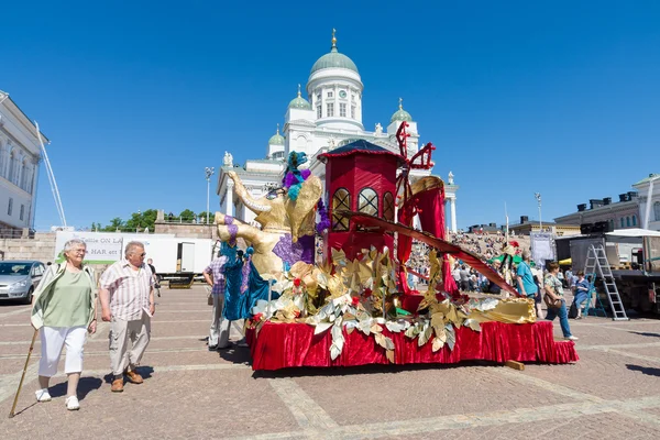 Festival of Latin dances. Decoration for a performance at the Senate square in front of Helsinki Cathedral — Stock Photo, Image