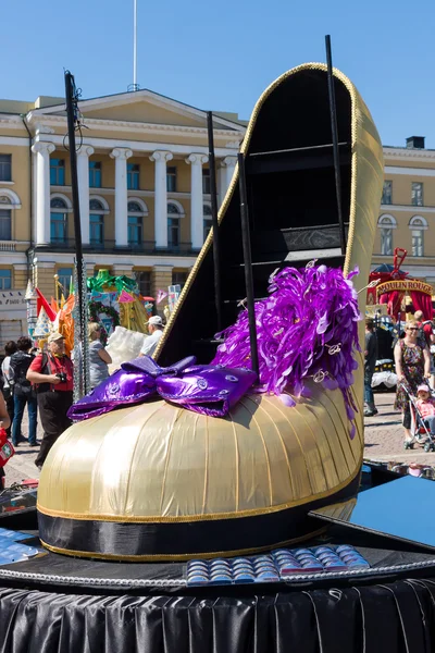 Festival latinské tance. dekorace pro vystoupení na náměstí před senát Helsinská katedrála — Stock fotografie