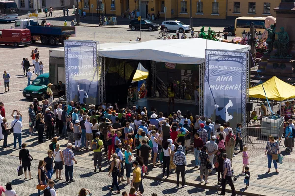 Festival of Latin dances. The scene on the Senate Square in front of the Helsinki Cathedral — Stock Photo, Image