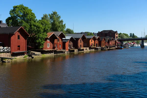 Nehir kıyısındaki depolama binalar eski porvoo içinde. Finlandiya — Stok fotoğraf