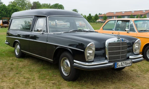 Сердитый Mercedes-Benz W108 — стоковое фото