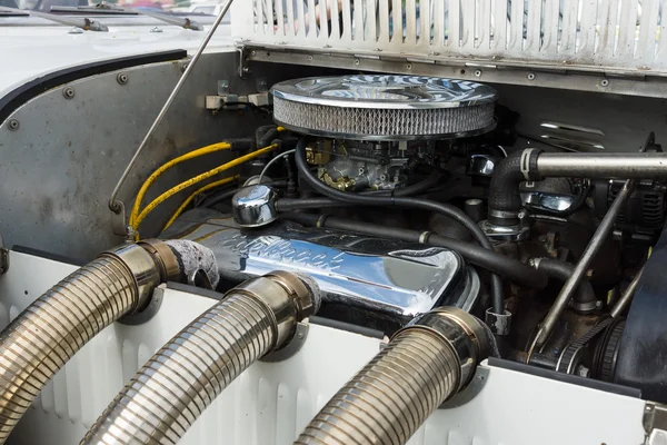 Engine Roadster Excalibur Series II Phaeton (close-up) — Stock Photo, Image