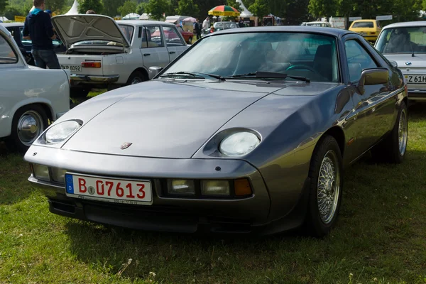 Dvou dveřové kupé porsche 928 — Stock fotografie