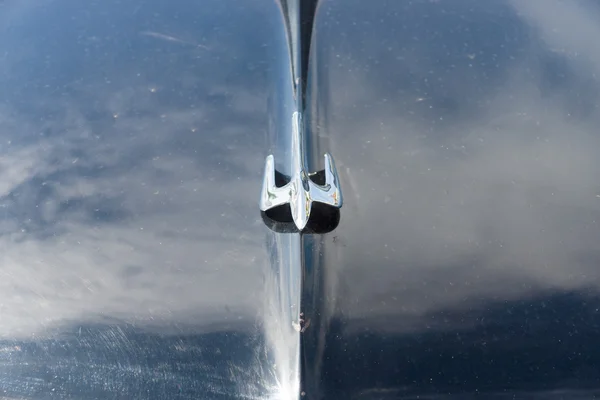 The emblem on the hood of a two-door fastback, Volvo PV444 — Stock Photo, Image