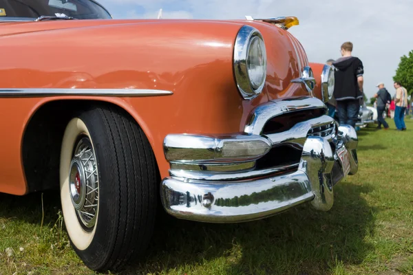 The front part of the two-door coupe Pontiac Star Chief, First generation (1954) — Stock Photo, Image