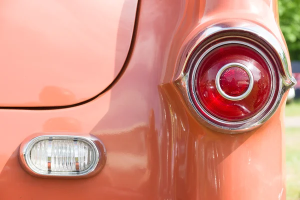 Tylne światła hamowania dwu drzwiowe coupe pierwszej generacji (1954 pontiac gwiazda główny,) — Zdjęcie stockowe