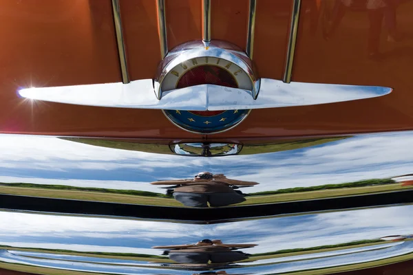 The emblem on the hood of a two-door coupe Pontiac Star Chief, First generation (1954) — Stock Photo, Image