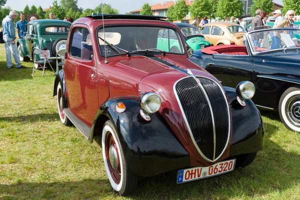 Итальянский компактный автомобиль Fiat 500 Topolino (1939) ) — стоковое фото