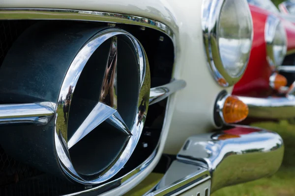 Detail of the front of the close-up, two-door roadster Mercedes-Benz 190SL — Stock Photo, Image