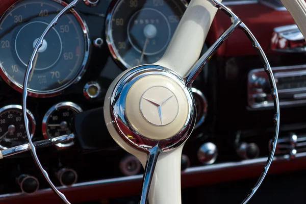 Cab two-door roadster Mercedes-Benz 190SL — Stock Photo, Image