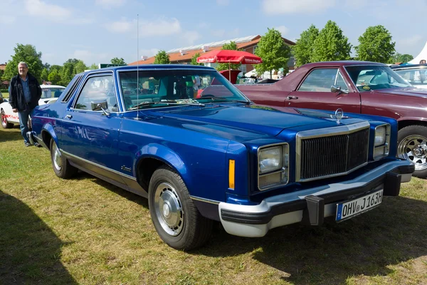 Compacte in de buurt van luxe auto kwik monarch — Stockfoto