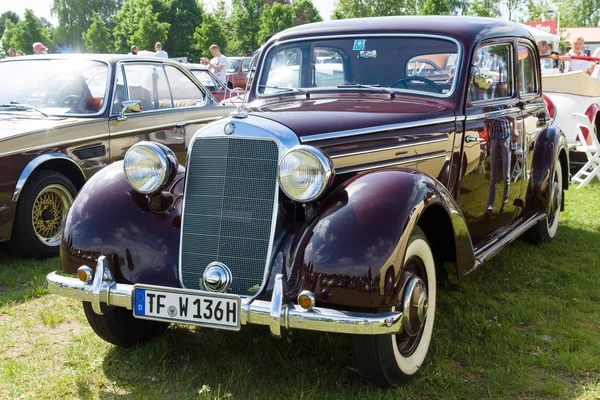 Średniej wielkości luksusowy samochód mercedes-benz 230 (w153) — Zdjęcie stockowe