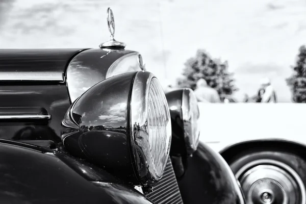 Середньорозмірний люксовий автомобілів Мерседес Бенц 230 (w153), фронт, великим планом, чорно-білий — стокове фото