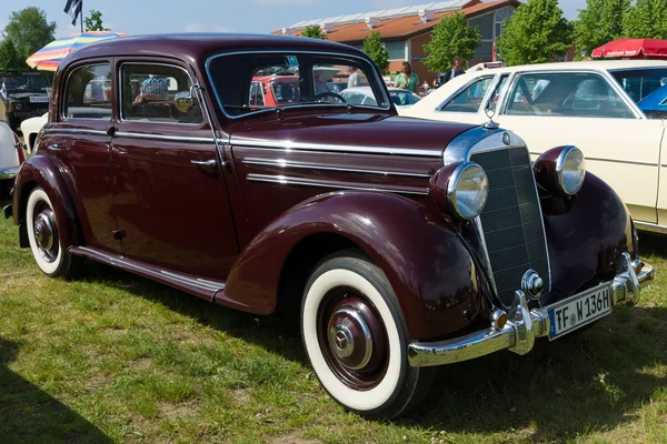 Średniej wielkości luksusowy samochód mercedes-benz 230 (w153) — Zdjęcie stockowe