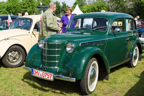 El coche soviético de posguerra basado en el Opel Kadett, Moskvitch 400-420 — Foto de Stock