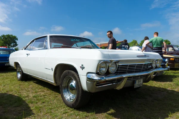 Full-size automobilů chevrolet impala hardtop kupé — Stock fotografie