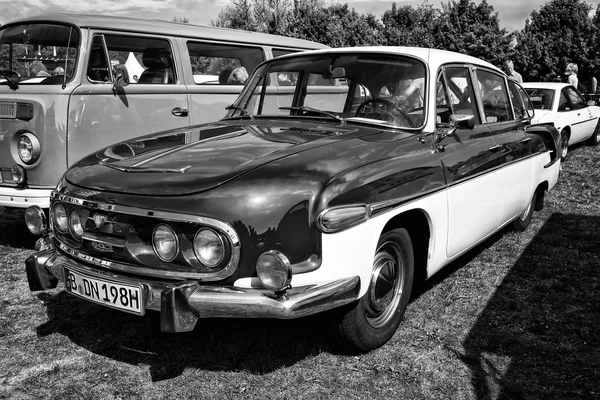Grande carro de luxo traseiro Tatra 603 (preto e branco ) — Fotografia de Stock