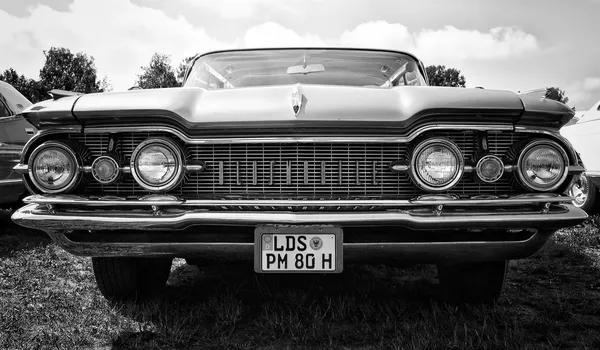 Tam boy otomobil oldsmobile 98 (98), siyah beyaz — Stok fotoğraf