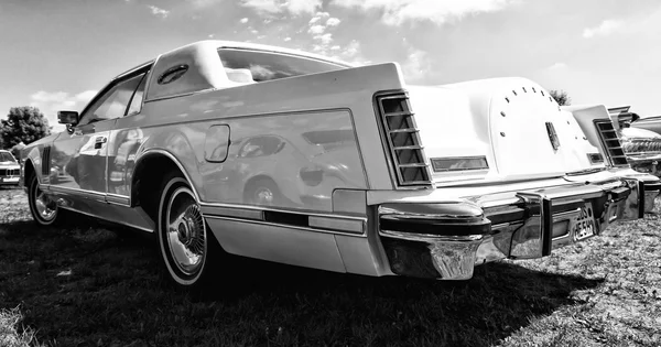 Carro de luxo pessoal Lincoln Continental Mark V, vista traseira, preto e branco — Fotografia de Stock