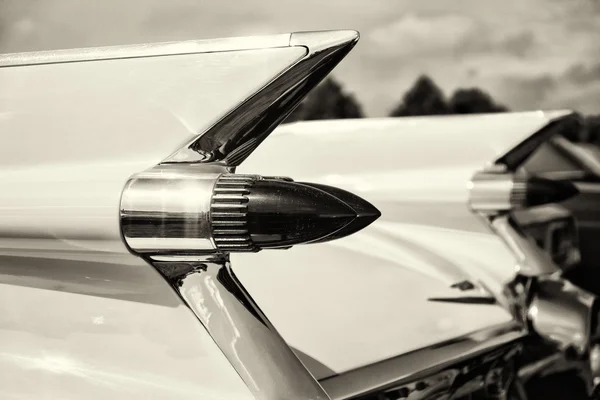 Zadní brzdová světla plné luxusních aut cadillac šedesát zvláštní fleetwood, zadní pohled, sépie — Stock fotografie