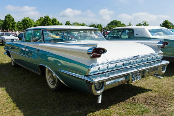 Full-size automobile Oldsmobile 98 (Ninety-Eight), rear view — Stock Photo, Image