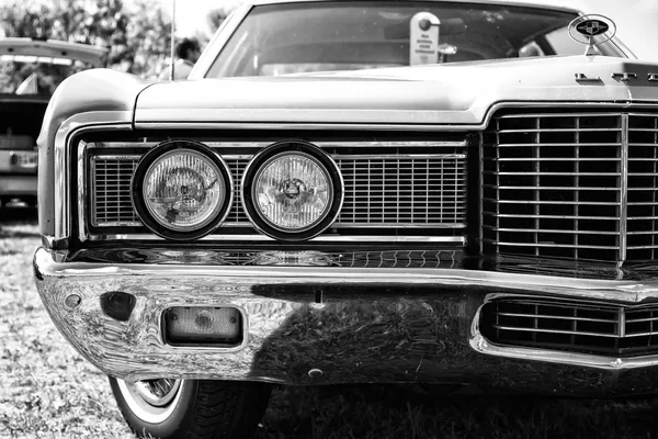 Headlamp a full-size car Ford LTD (Americas), black and white — Stock Photo, Image