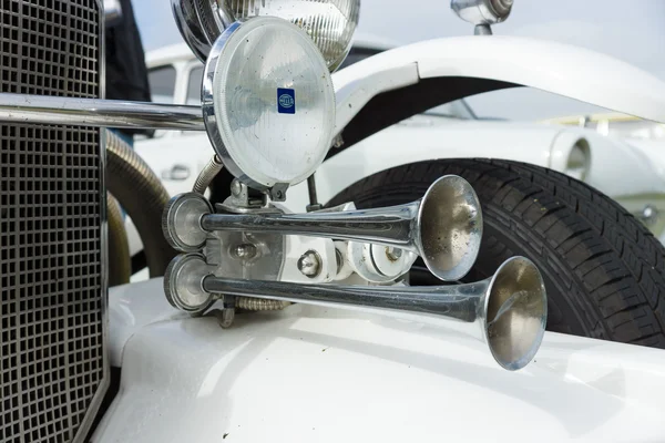 Headlamp and horn roadster Excalibur Series II Phaeton — Stock Photo, Image