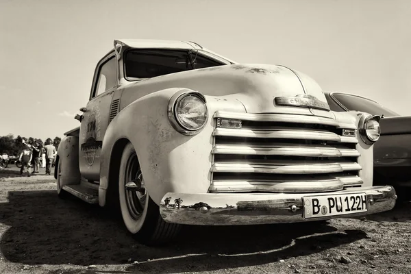 PAAREN IM GLIEN, GERMANY - MAY 19: Pickup truck Chevrolet Advance Design, black and white, The oldtimer show in MAFZ, May 19, 2013 in Paaren im Glien, Germany — Stock Photo, Image