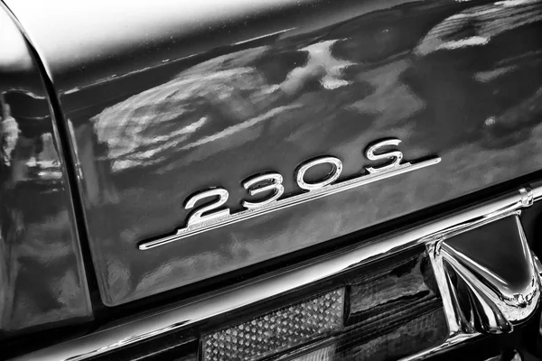 PAAREN IM GLIEN, GERMANY - MAY 19: Detail of Full-size luxury car Mercedes-Benz 230S (W111), black and white, The oldtimer show in MAFZ, May 19, 2013 in Paaren im Glien, Germany — Stock Photo, Image