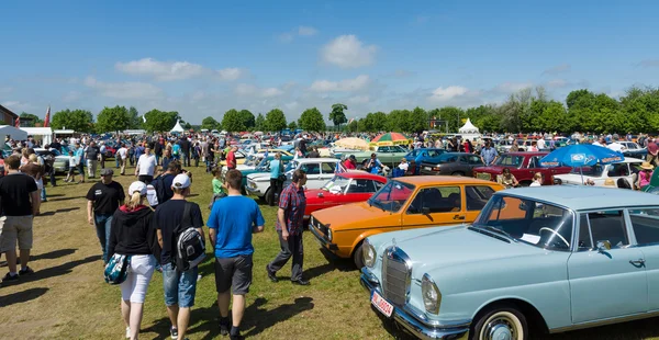 PAAREN IM GLIEN, ALEMANIA - 19 DE MAYO: Varios coches de época están en el campo, La exposición oldtimer en MAFZ, 19 de mayo 2013 en Paaren im Glien, Alemania —  Fotos de Stock