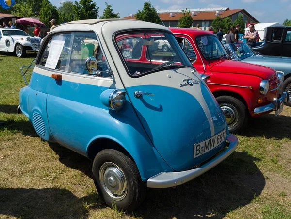 PAAREN IM GLIEN, GERMANIA - 19 MAGGIO: Microcars BMW Isetta 300, The oldtimer show in MAFZ, 19 maggio 2013 in Paaren im Glien, Germania — Foto Stock