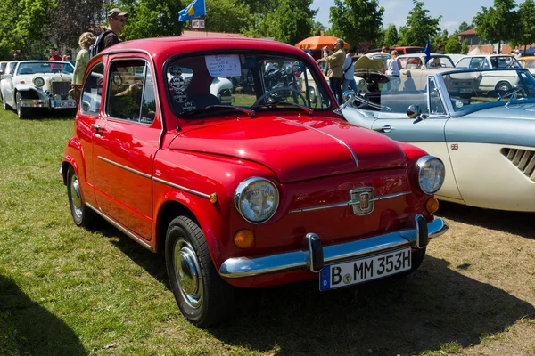 PAAREN IM GLIEN, ALEMANIA - 19 DE MAYO: City car Fiat 600D, The oldtimer show in MAFZ, 19 de mayo de 2013 en Paaren im Glien, Alemania — Foto de Stock