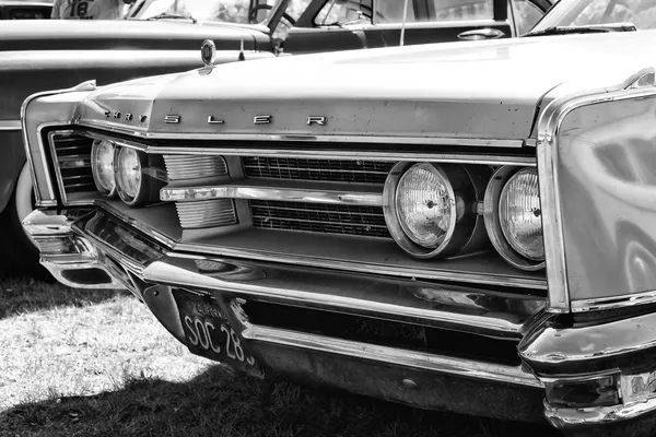 PAAREN IM GLIEN, ALEMANIA - 19 DE MAYO: De tamaño completo de coches Chrysler 300 de 4 puertas Hardtop, (Chrysler 300 No Carta de la Serie), en blanco y negro, El veterano espectáculo en MAFZ, 19 de Mayo, 2013 en Paaren im Glien, Alemania — Foto de Stock