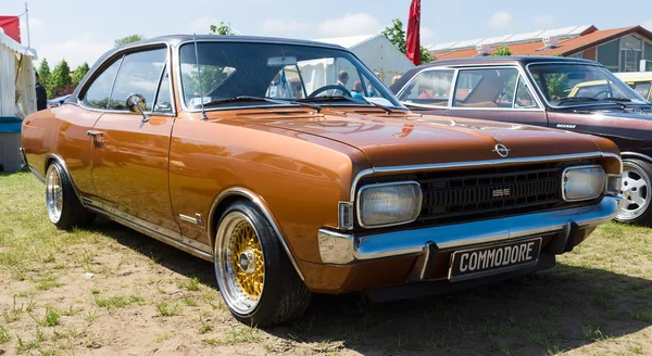 PAAREN IM GLIEN, ALEMANIA - 19 DE MAYO: Coche ejecutivo Opel Commodore A, The oldtimer show in MAFZ, 19 de mayo de 2013 en Paaren im Glien, Alemania —  Fotos de Stock