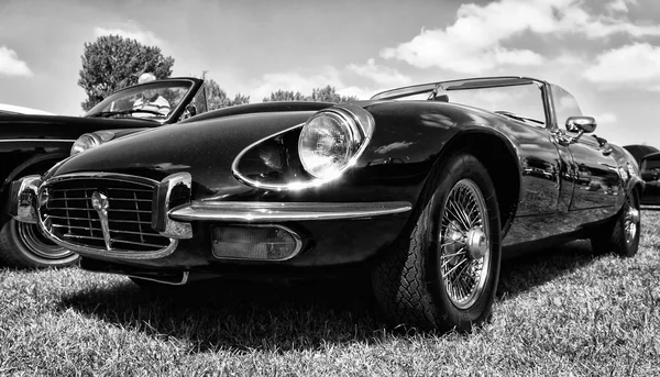 PAAREN IM GLIEN, ALEMANIA - 19 DE MAYO: Un coche deportivo Jaguar E-Type S3 V12 motor, blanco y negro, The oldtimer show in MAFZ, 19 de mayo de 2013 en Paaren im Glien, Alemania — Foto de Stock