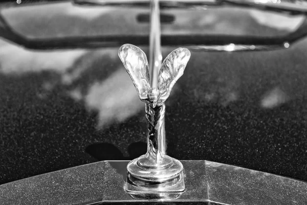 Paaren im glien, deutschland - 19. mai: das berühmte emblem "spirit of ecstasy" auf einer roll-royce corniche, schwarz-weiß, die Oldtimerschau im mafz, 19. mai 2013 in paaren im glien, deutschland — Stockfoto